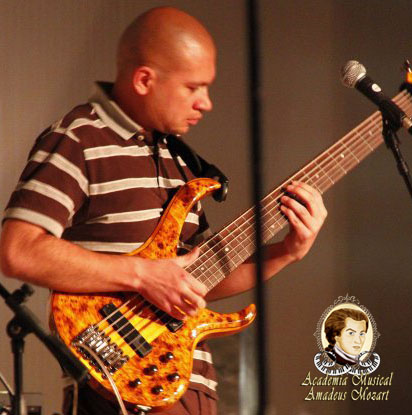 Edwin Carlos -Bajo elctrico y Pre Universitario